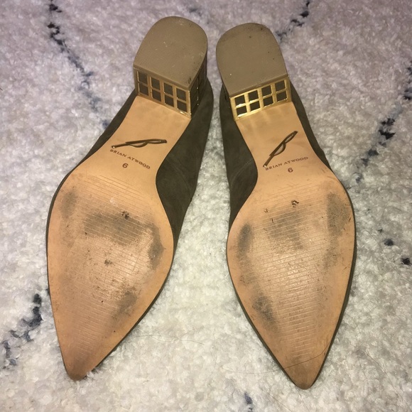 Brian Atwood olive suede pumps w gold block heel - Picture 5 of 6